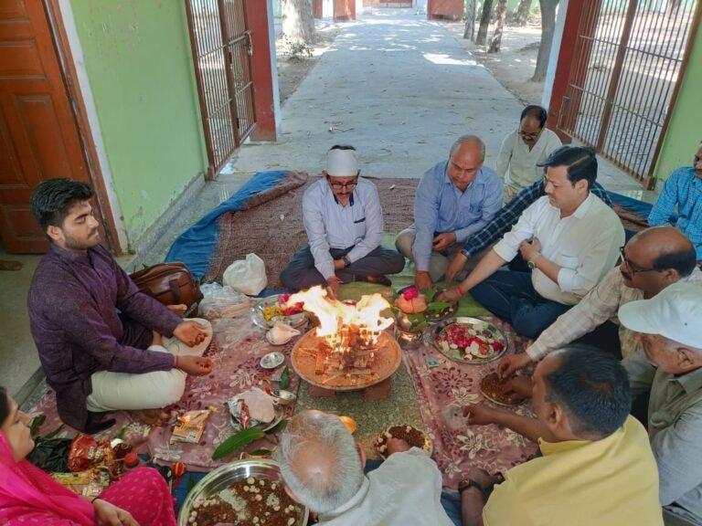 नवजीवन इंटर कॉलेज में हवन पूजन के साथ ने सत्र का शुभारंभ