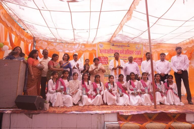 गाजियाबाद में स्कूल चलो अभियान के तहत विशाल रैली और जनपद स्तरीय कार्यक्रम का आयोजन