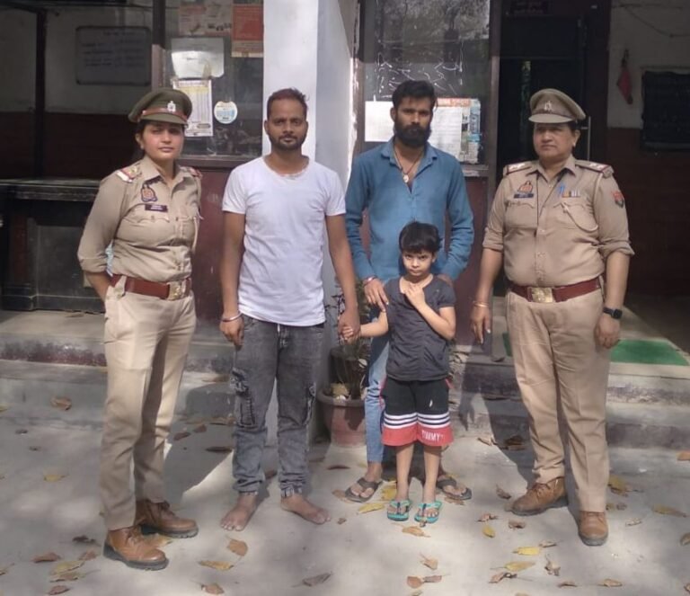 गुमशुदा लड़की सुचित्रा चतुर्वेदी को पुलिस ने परिजनों से मिलवाया