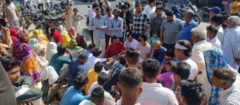 मेरठ बिजनौर मुख्य मार्ग पर शराब का ठेका खोले जाने से पहले ही दलित बस्ती के लोगों ने किया विरोध प्रदर्शन