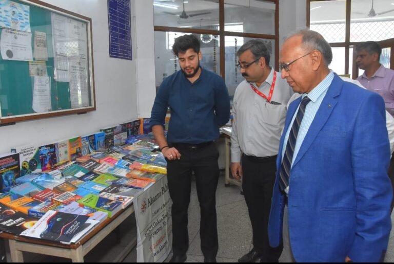 एमआईईटी में पुस्तक मेले का आयोजन, विद्यार्थियों ने दिखाई पुस्तक पढ़ने में रुचि