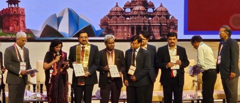 मेडिकल कॉलेज मेरठ के प्राचार्य डॉ आर सी गुप्ता द्वारा लिखित नेत्र विज्ञान की पुस्तक का किया गया विमोचन