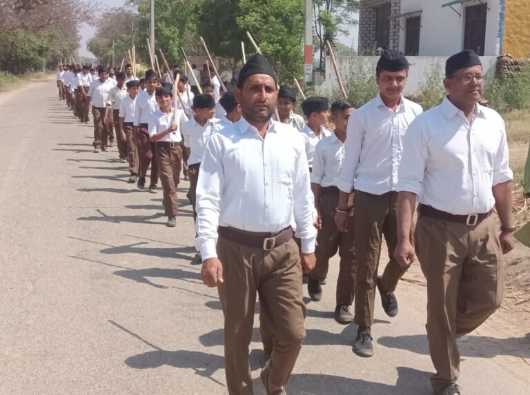 नव वर्ष प्रतिपदा के अवसर पर पथ संचलन का आयोजन:-समाजसेवियो ने पुष्प वर्षा कर किया स्वागत, हिंदू समाज में एक जागृति की लहर