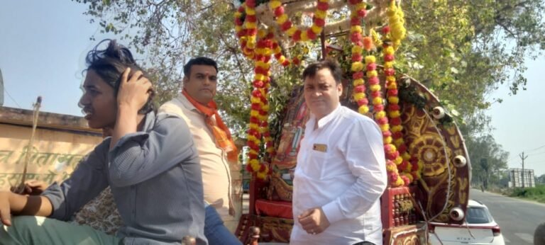 रामनवमी जयंती के अवसर पर धूमधाम से निकली गई झांकी और श्रद्धालुओं ने  बाटा प्रसाद ।