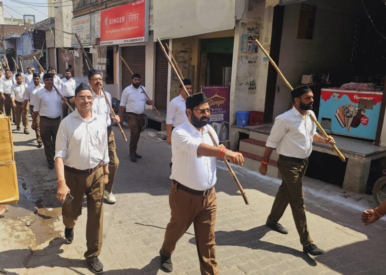 राष्ट्रीय स्वयंसेवक संघ द्वारा पथ संचलन निकाला गया
