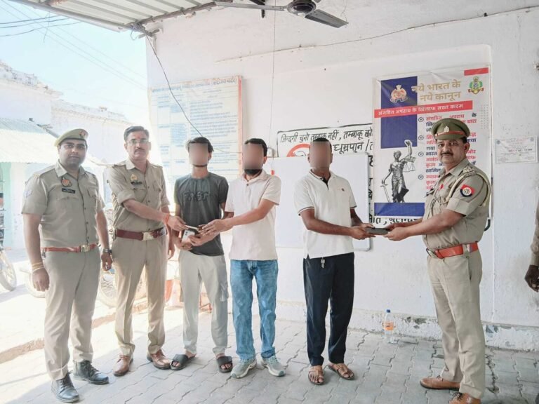 कोतवाली नगर पुलिस टीम द्वारा गुम व खोए हुए कुल 11 मोबाइल फोन बरामद कर उनके स्वामियों को सुपुर्द किये