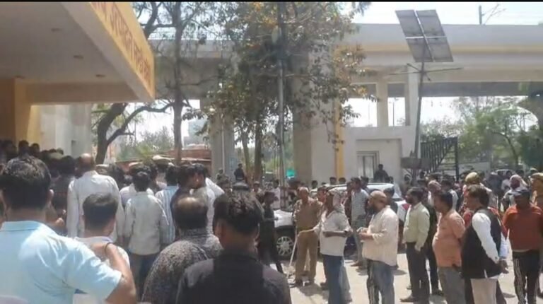 साहिबाबाद की नवीन मंडी में अतिक्रमण हटाने पहुंची टीम का विरोध