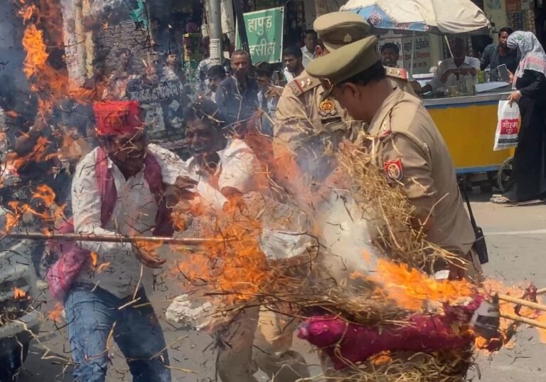 सीएम के बयान पर बवाल: सपा कार्यकर्ताओं ने किया जोरदार प्रदर्शन फूंका पुतला