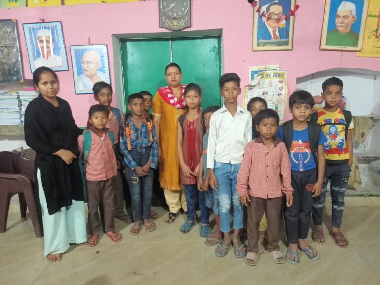 विद्यालय जा रही शिक्षामित्र पर मधुमक्खियो के झुंड ने हमला बोला