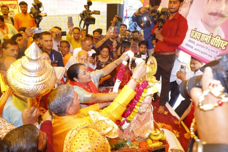 हनुमान जन्मोत्सव के उपलक्ष्य पर वीरेंद्र सचदेवा और पवन राणा ने प्रदेश कार्यालय में अयोजित भंडारा में प्रसाद वितरण किया