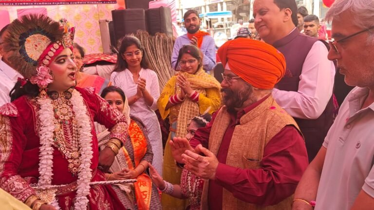 कहीं पर बांटे लड्डू और कहीं पर निकली शोभा यात्रा