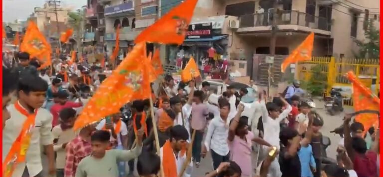 गाजियाबाद के विजयनगर में हनुमान जन्मोत्सव पर भव्य शोभायात्रा, बुलडोजर पर योगी की तस्वीर बनी आकर्षण का केंद्र