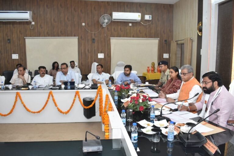 कलेक्ट्रेट सभागार में विकास कार्य एवं कानून व्यवस्था संबंधी समीक्षा बैठक की