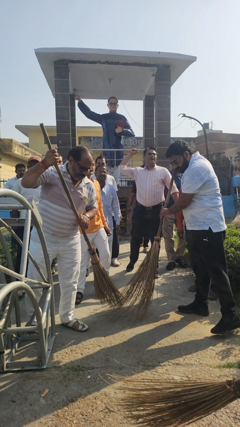 विधायक ने अंबेडकर पार्क में स्वच्छता अभियान चलाकर पार्क में साफ सफाई कर चलाया अभियान