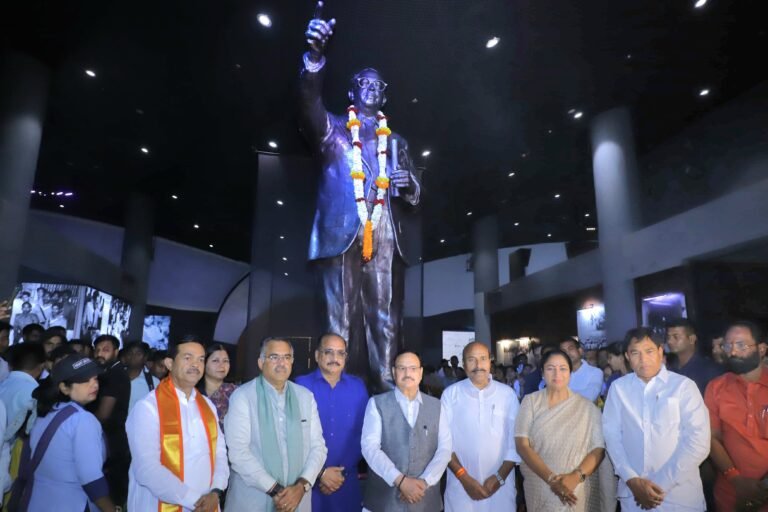 मुख्यमंत्री रेखा गुप्ता,  सांसद योगेन्द्र चंदोलिया सहित अनेक भाजपा नेताओं ने बाबा साहेब भीमराव अम्बेडकर की प्रतिमा पर पुष्पांजलि अर्पित कर उन्हें याद किया