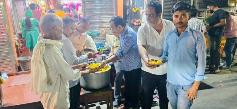 भक्तों ने बांटा खिचड़ी प्रसाद