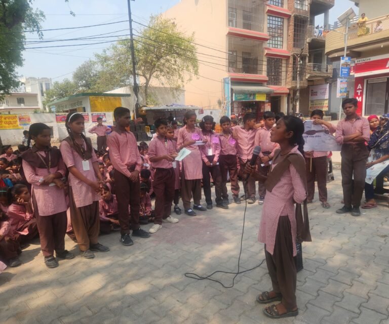 पीएम श्री कम्पोजिट विद्यालय मोरटी ने “स्कूल चलो अभियान” के तहत नुक्कड़ नाटक से जगाई शिक्षा की अलख