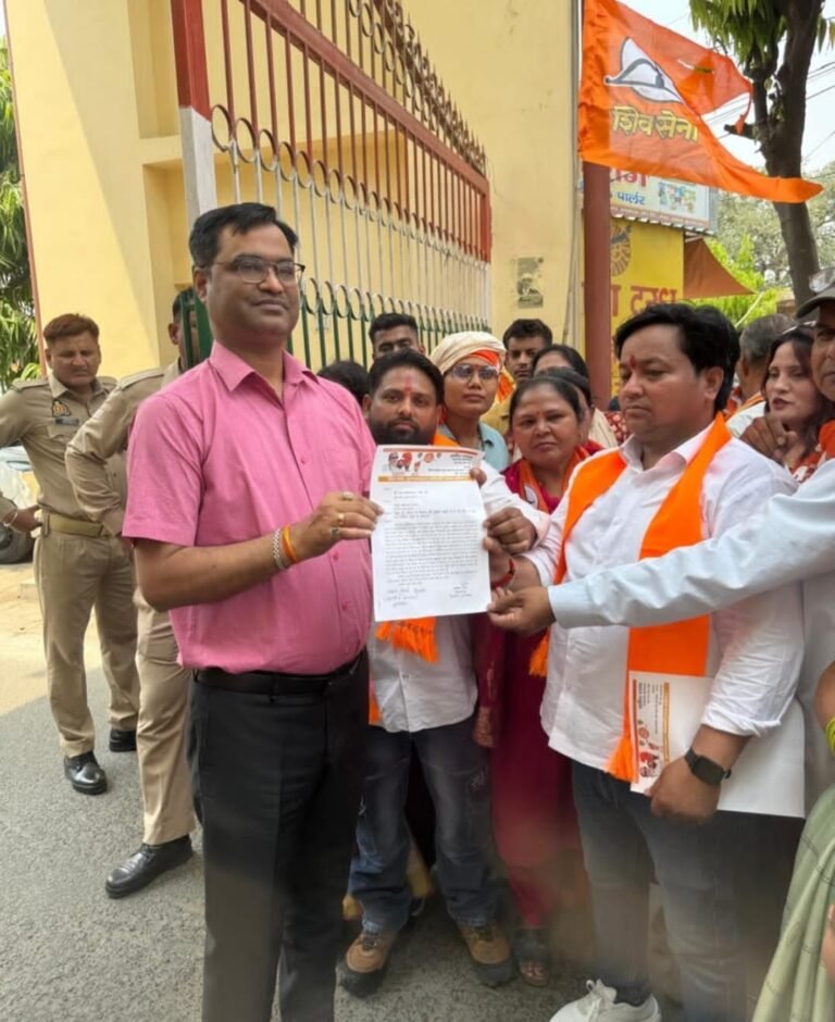 प्राइवेट स्कूलों में हो रही ड्रेस किताबों में जूते कमीशन खोरी के खिलाफ शिवसेना ने किया धरना प्रदर्शन