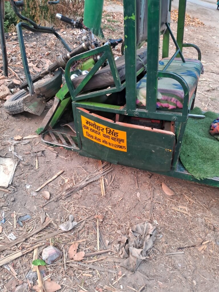 ट्रक की चपेट में आने से ई रिक्शा पलटी, आधा दर्जन घायल