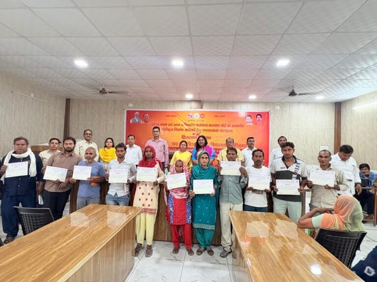 निर्माण श्रमिकों के लिए गाजियाबाद में जागरूकता कार्यक्रम, 12 लाभार्थियों को 8.44 लाख की सहायता