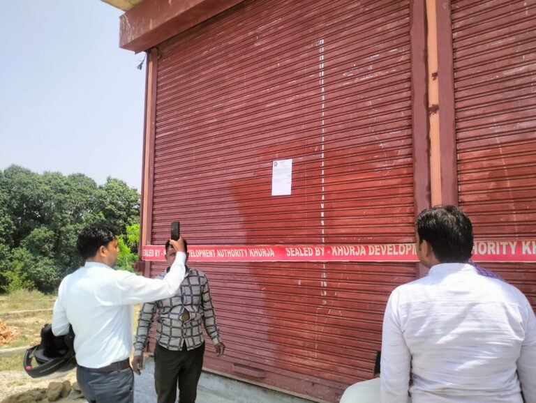 लगभग 10 बीघा भूमि पर की जा रही अवैध प्लॉटिंग को ध्वस्त किया गया