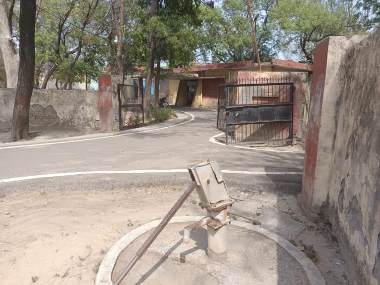 नवीन अनाज मण्डी में सरकारी हेड पम्प हुए खराब जिम्मेदार अधिकारी मौन