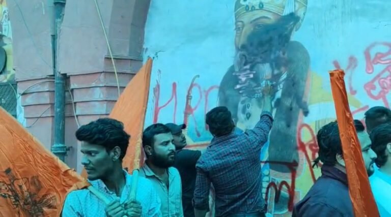 गाजियाबाद रेलवे स्टेशन पर ऐतिहासिक तस्वीर पर कालिख पोतने से हंगामा, हिंदू रक्षा दल के कार्यकर्ताओं पर मुकदमा दर्ज