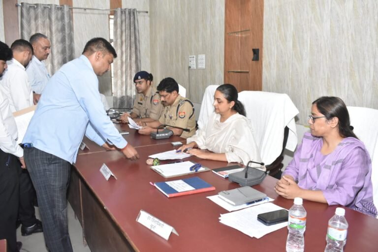 तहसील खुर्जा में सम्पूर्ण समाधान दिवस का आयोजन किया गया