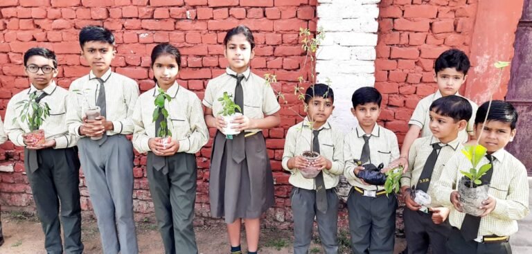 डीपीएम स्कूल में पौधारोपण कर मनाया पृथ्वी दिवस