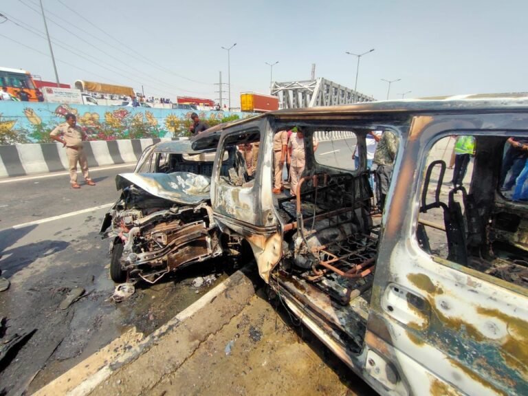 एबीईएस कॉलेज के पास भीषण सड़क हादसा, दो की मौत, तीन घायल