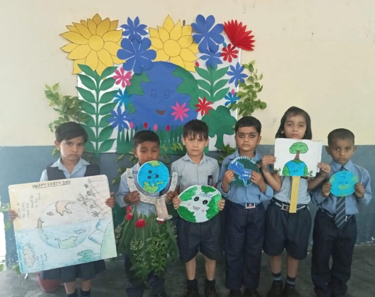 बीआर इंटरनेशनल सीनियर सेकेंडरी स्कूल अट्टा मे अर्थ डे चित्र बनाकर मनाया गया बच्चों ने आकर्षक चित्र बनाए