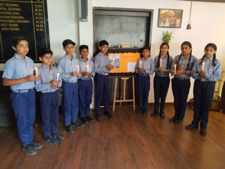 डीमोंटफोर्ट एकेडमी द्वारा पहलगाम (श्रीनगर) आतंकी हमले के पीड़ितों को श्रद्धांजलि