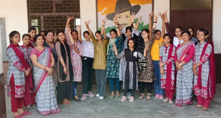 यूपी बोर्ड प्रयागराज से परिणाम घोषित होते ही छात्र-छात्राओं के खिले चेहरे