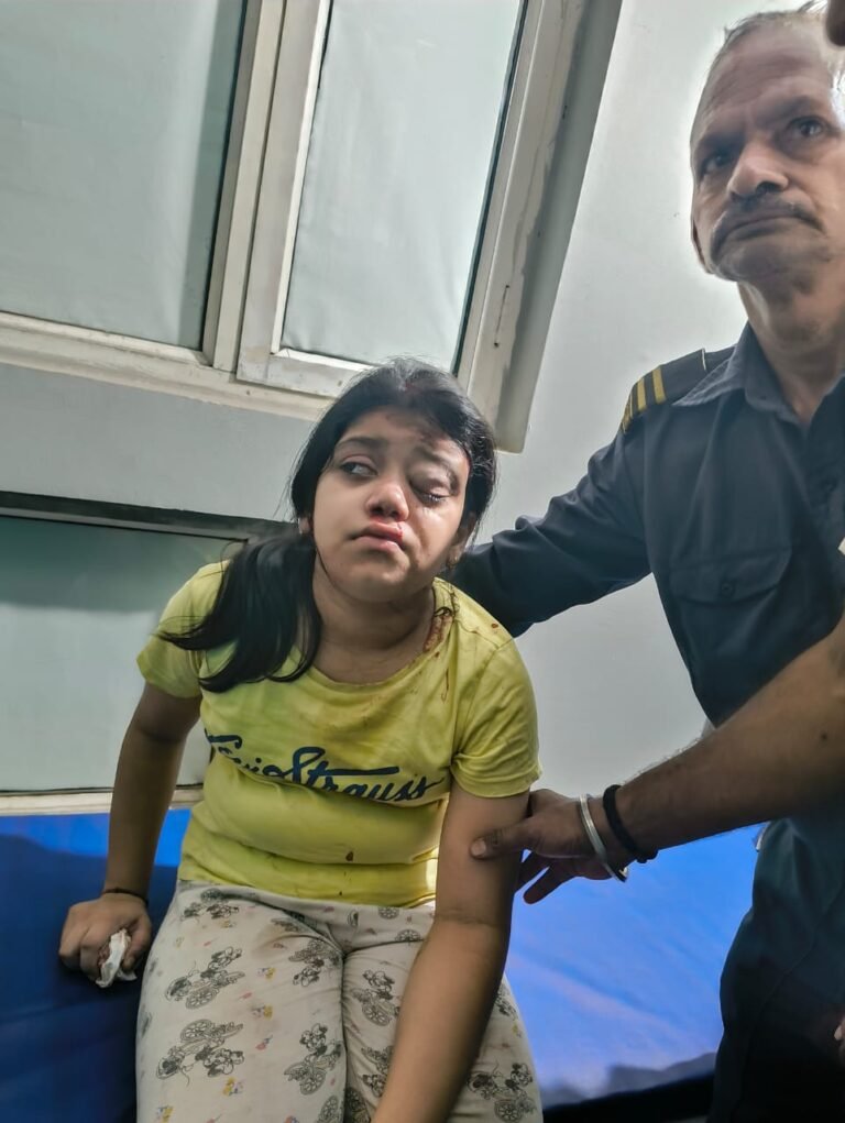 क्रॉसिंग रिपब्लिक की GH7 सोसायटी में बच्ची गंभीर रूप से घायल
