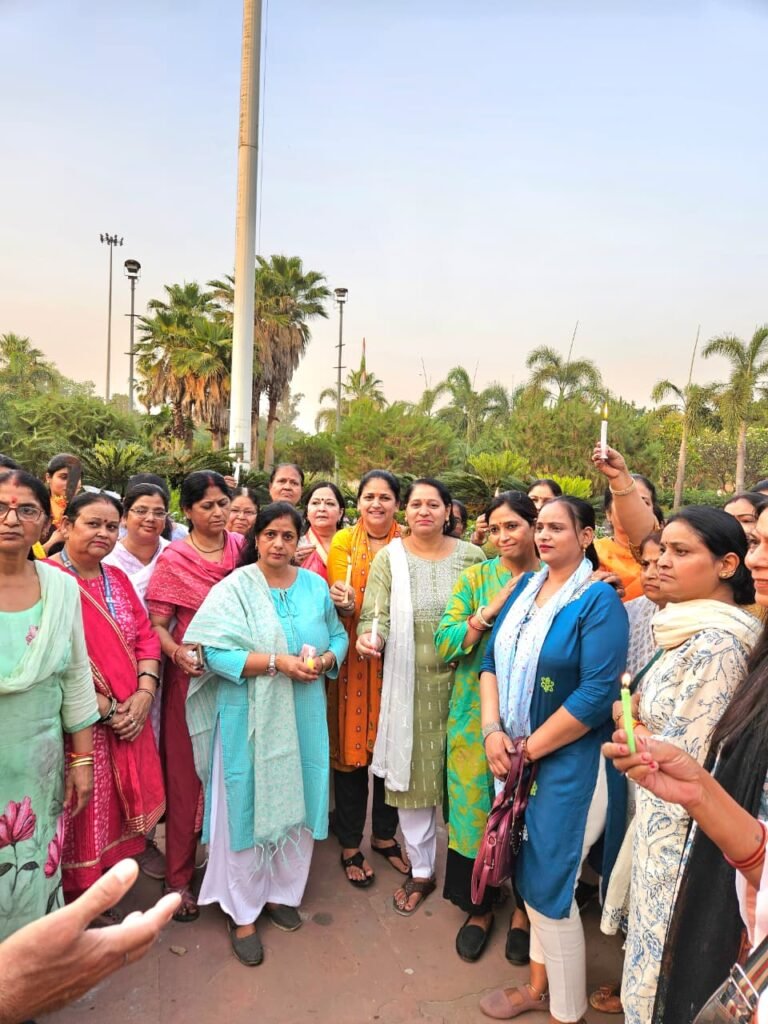 मेरठ, पहलगाम आतंकी हमले के विरोध में महिला संगठनों ने सूरजकुंड पार्क में आक्रोश व्यस्त किया