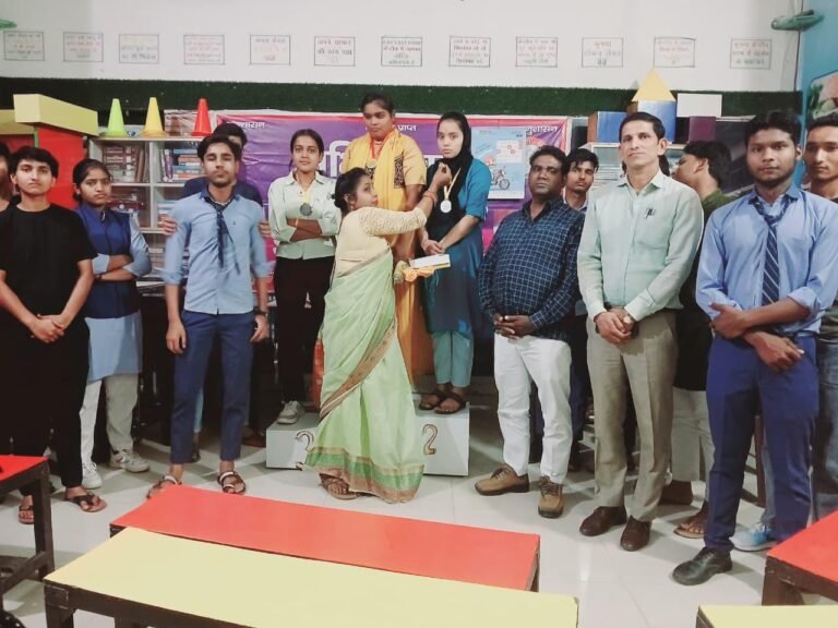 यूपी बोर्ड प्रयागराज से परिणाम घोषित होने के बाद  छात्र-छात्राओं के खिले चेहरे