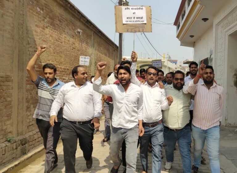 पाकिस्तान के खिलाफ बाजार बंद कर किया विरोध प्रदर्शन, फुका पुतला