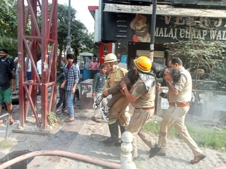 गाजियाबाद के राजनगर आरडीसी स्थित आदित्य बिल्डिंग में लगी आग, फायर ब्रिगेड ने समय रहते बचाई कई जानें