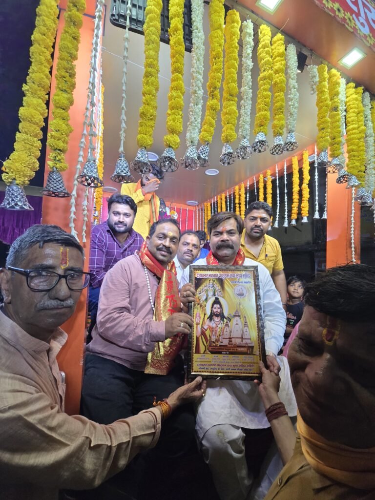भगवान परशुराम जयंती के अवसर पर दशावतार भगवान परशुराम राधा कृष्ण मंदिर गांधी आश्रम चौराहा मेरठ से 33वीं शोभायात्रा निकाली गई