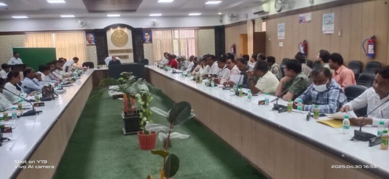 जिलाधिकारी की अध्यक्षता में आयोजित हुई उद्योग बन्धु व व्यापार बन्धु की मासिक बैठक