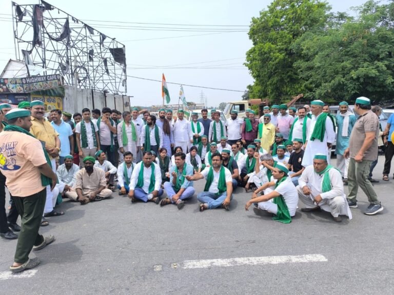 भारतीय किसान यूनियन (टिकैत) ने कलेक्ट्रेट का घेराव कर ज्ञापन दिया