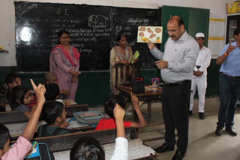 जिलाधिकारी ने छात्र/छात्राओं से सामान्य ज्ञान के प्रश्न एवं पहाड़ें सुने