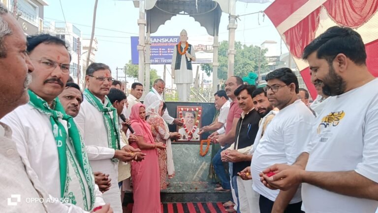 चौधरी अजीत सिंह की पुण्यतिथि पर रालोद कार्यकर्ताओं ने दी श्रद्धांजलि