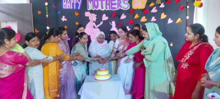डीमोंटफोर्ट एकेडमी में मातृ दिवस पर माताओं का किया अभिनंदन