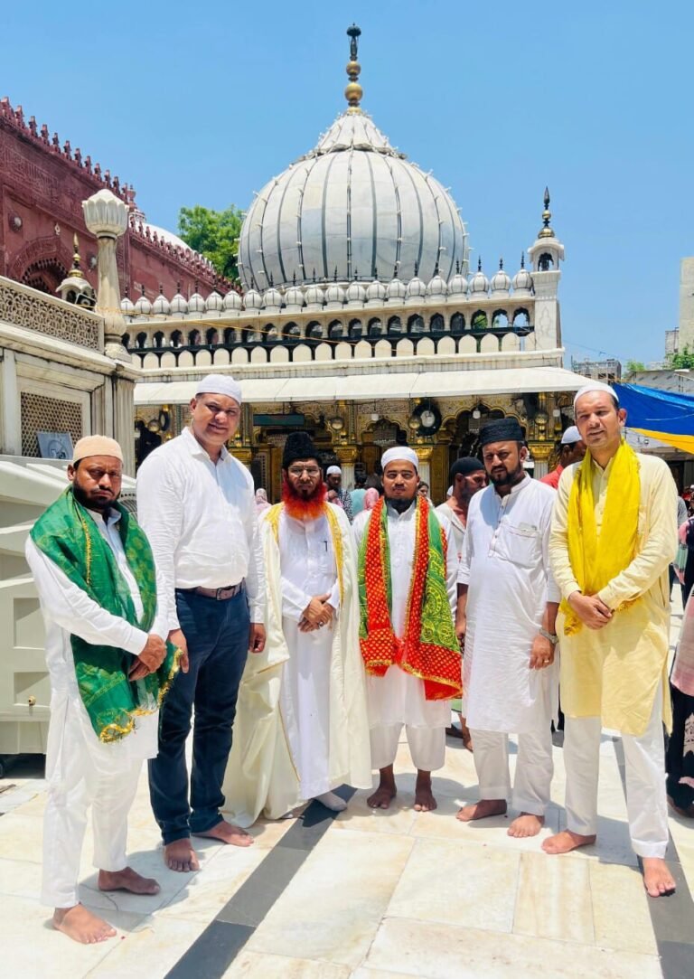 हज़रत निज़ामुद्दीन औलिया की दरगाह पर देश और सेना की सलामती की दुआ की गई