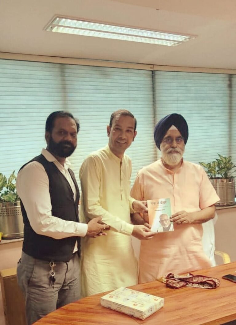 मेयर राजा इक़बाल सिंह को ‘एक है ईश्वर’ पुस्तक भेंट की गई।