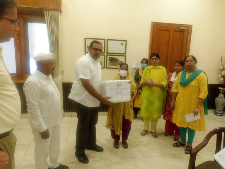 प्रधानमंत्री टीबी मुक्त भारत अभियान अन्तर्गत आयुक्त मेरठ मण्डल मेरठ ने निक्षय मित्र के रूप में उपचाररत टीबी मरीज को गोद लेकर प्रदान की पोषण पोटली