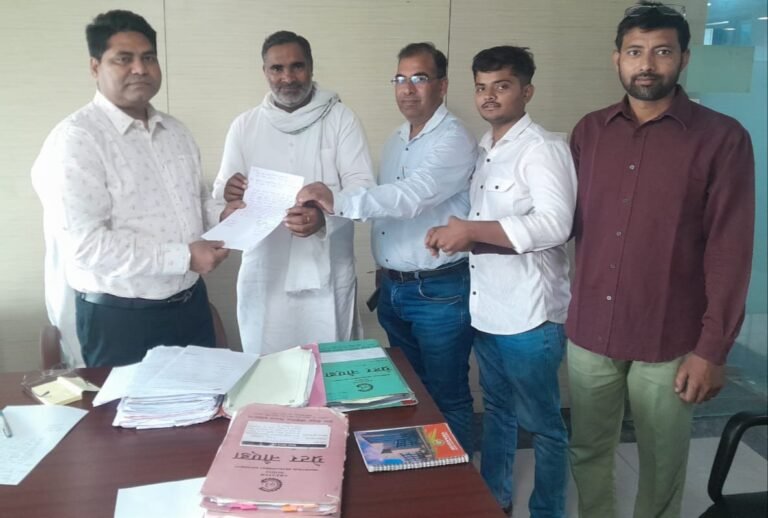 नलकूपों व शमशानों के सौंदर्यकरण हेतु  प्राधिकरण अधिकारियों को सौंपा ज्ञापन