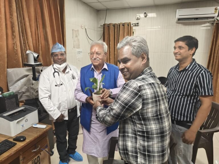 मेडिकल कॉलेज मेरठ के टैली आईसीयू विभाग में डायलिसिस मशीन का अनावरण किया