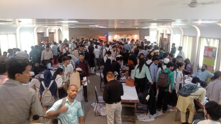 प्रमुख हस्तियों की उपस्थिति, दिल्ली और आस-पास के क्षेत्रों से भारी संख्या में युवाओं ने दिए इंटरव्यू